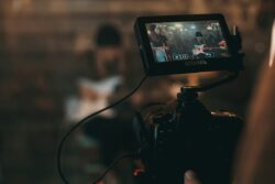 Lire la suite à propos de l’article Les étudiant-e-s de première année explorent l’art du portrait vidéo