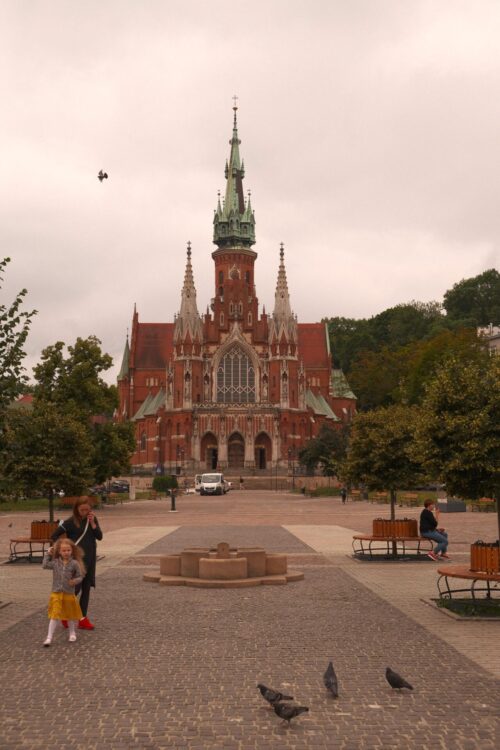 Une église, une femme et son enfant à Cracovie en Pologne