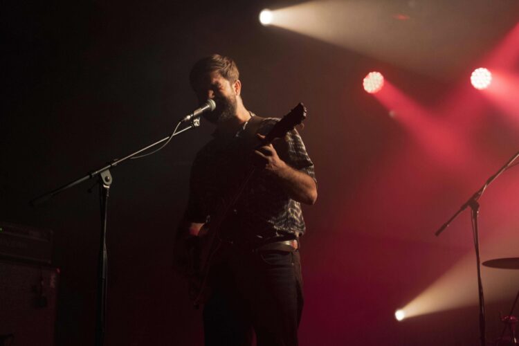 Chanteur guitariste lors d'un concert