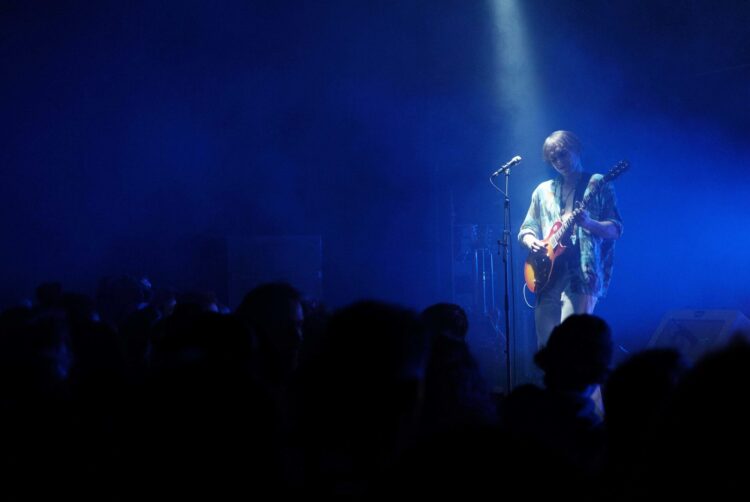 Chanteur guitariste lors d'un concert